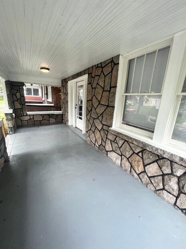 Building Photo - Beautifully renovated 3 bedroom house!
