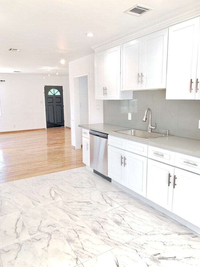 Foto del edificio - Beautiful 3 Bed + 2 Bath + Den/Office + Backyard