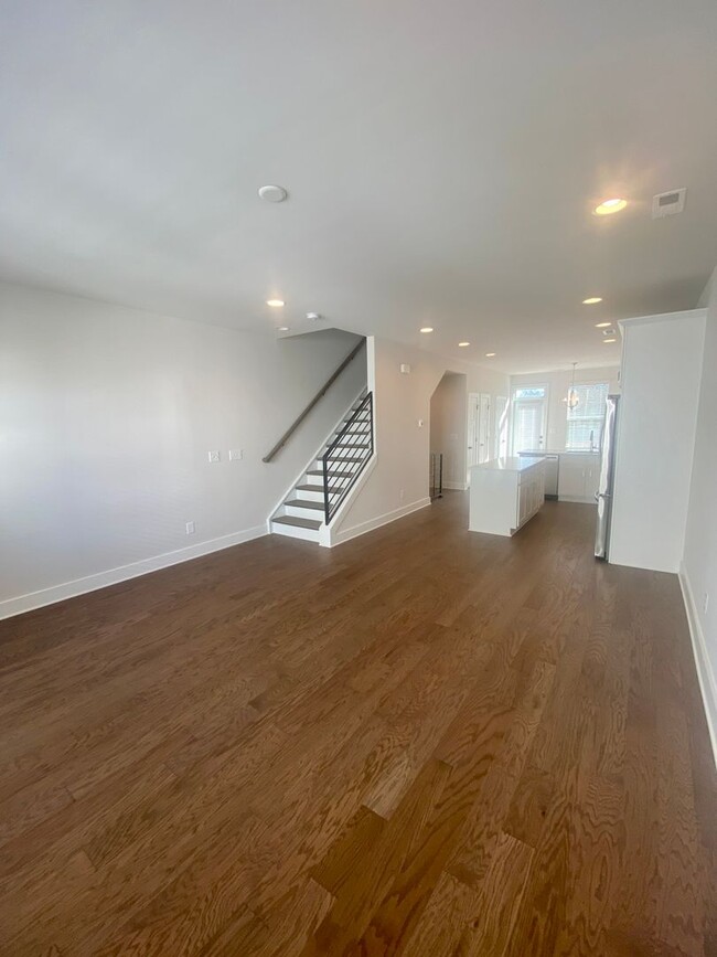 Building Photo - Beautiful 3BR Townhouse with Rooftop Terra...