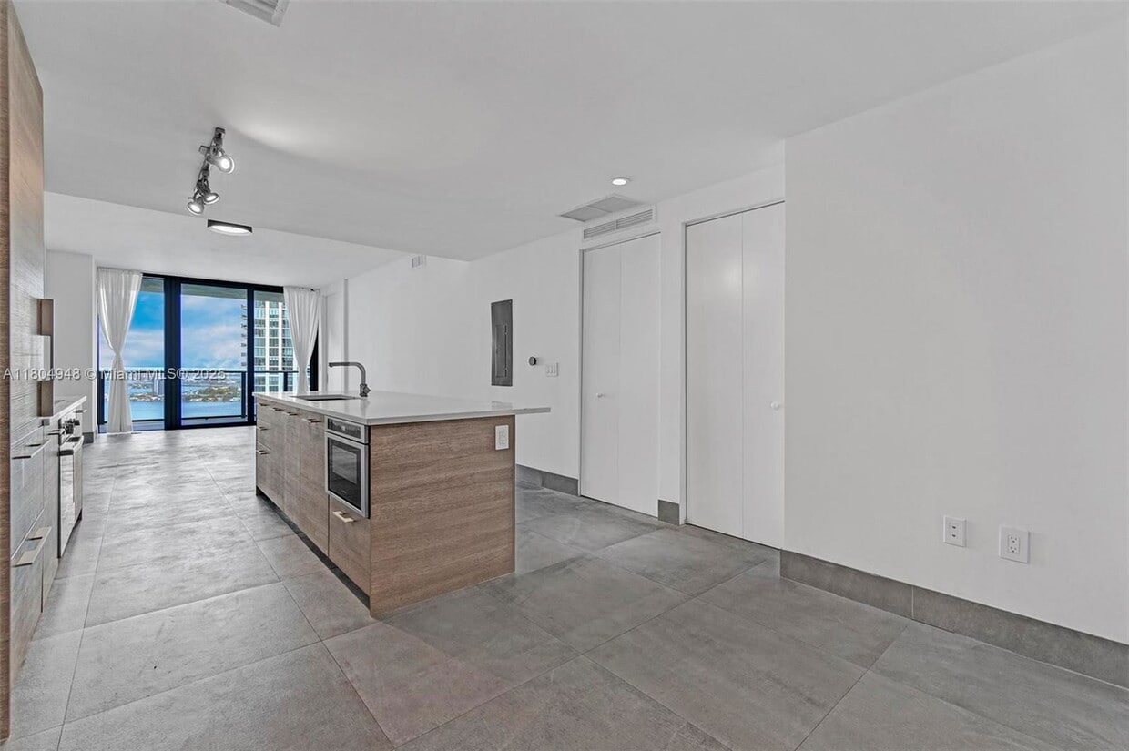 Foto principal - 650 NE 32nd St