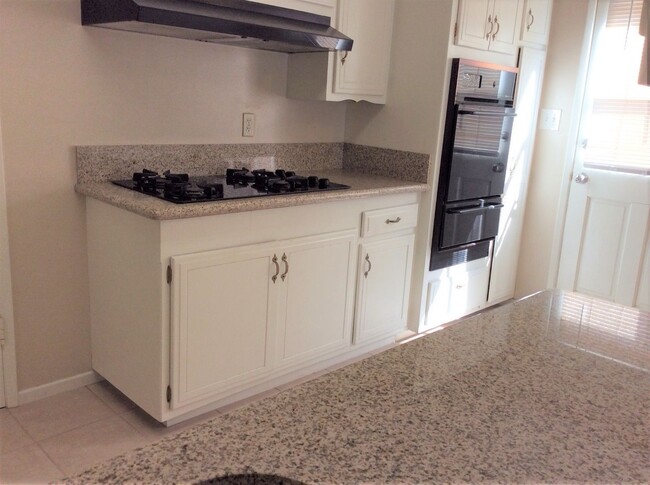 Foto del edificio - 4 Bedroom 1.75 Bathroom in Riverside