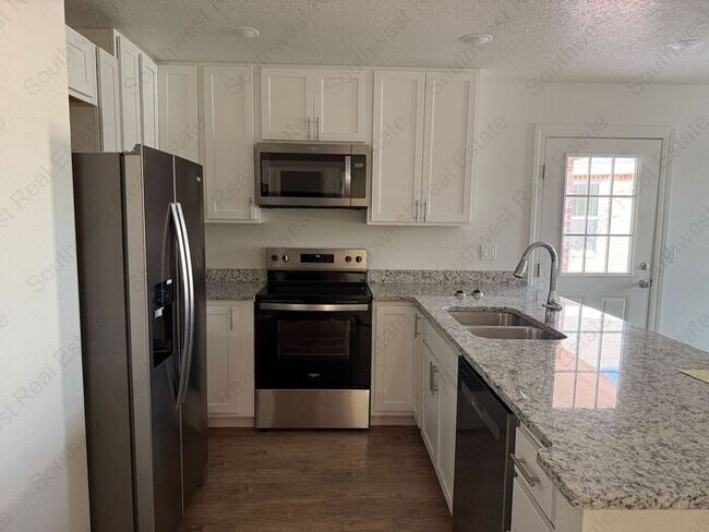 Foto del edificio - Brand New 2 bedroom 2 bath Duplex- ALL BIL...