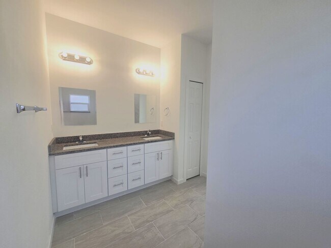 Foto del edificio - Brand new 4/2/2  House