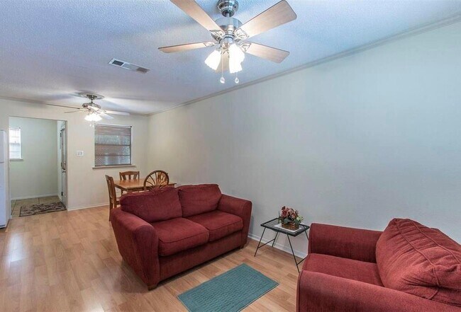 Foto del edificio - 1704 Magnolia Dr