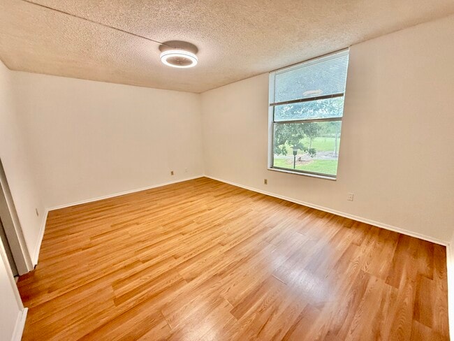 Foto del edificio - 8301 Sands Point Blvd