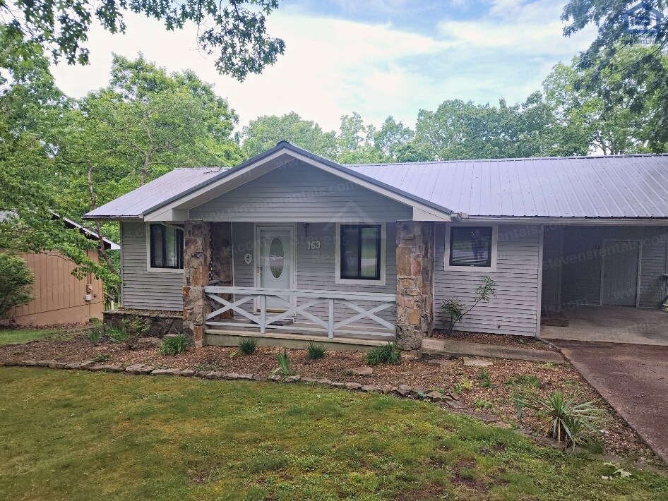 Foto principal - 163 Lakeshire Dr