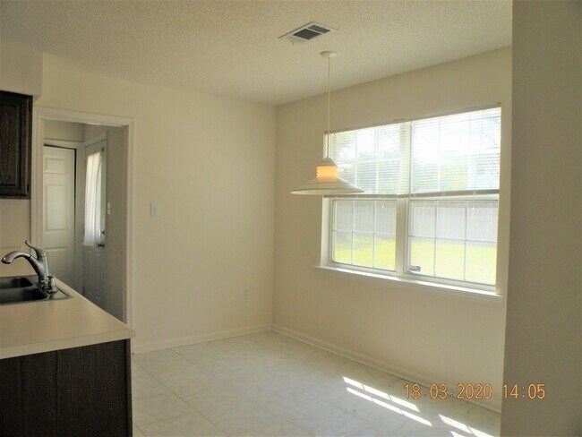 Building Photo - 160 Lions Gate Rd