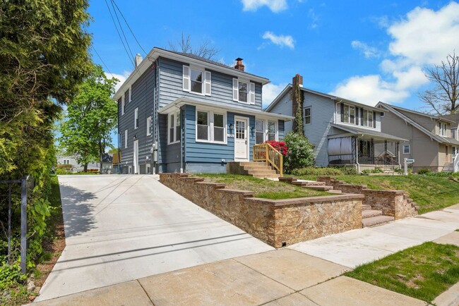 Building Photo - 725 Belmont Ave