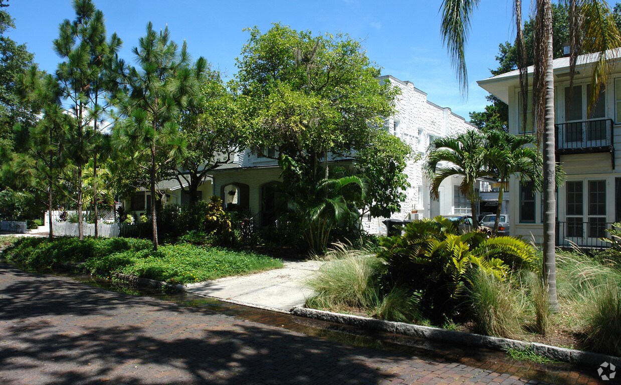 Foto principal - 415 10th Ave NE