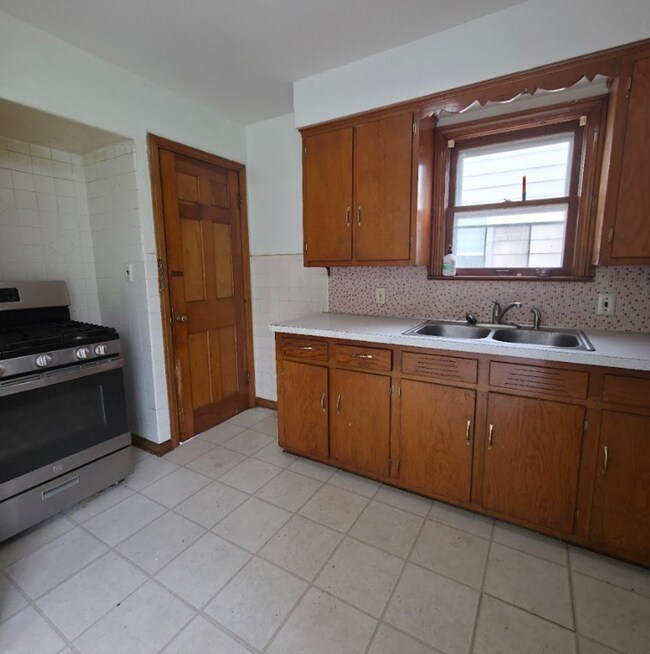 Building Photo - Multi Family Home 3 Bedroom and 1 Bath For Rent