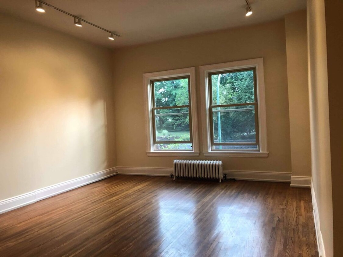 Building Photo - Studio Apartment Available June 2025!