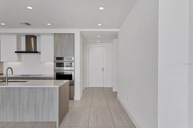 Building Photo - 301 QUAY Cmn