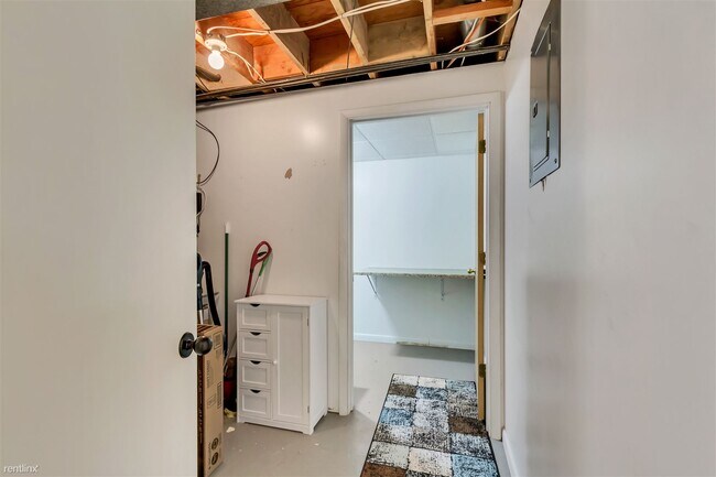 Building Photo - 3 br, 1 bath House - 927 East 200 South St...