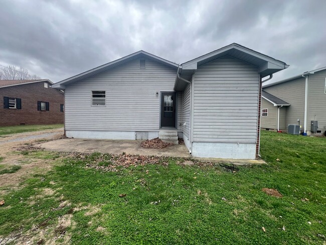 Foto del edificio - Three bedroom home with XL garage!