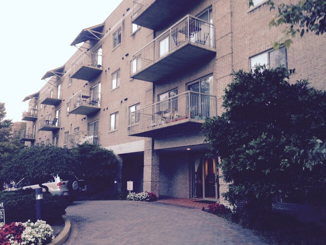 Building Photo - 1160 N Quincy St