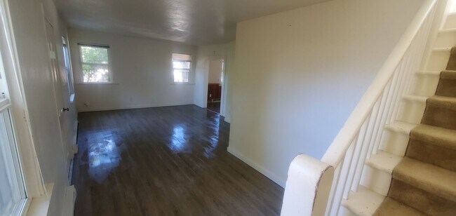 Building Photo - 1324 Ellis 6Bd/2Ba $4630 SEPTEMBER