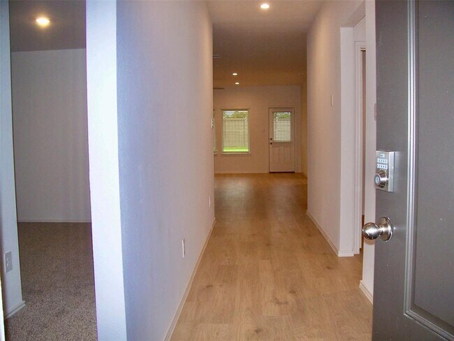 Foto del edificio - 5015 Balcolm Dr