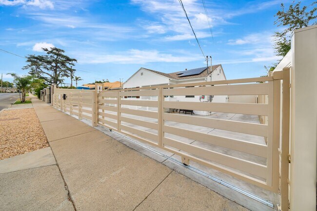 Building Photo - 10951 Whitegate Ave