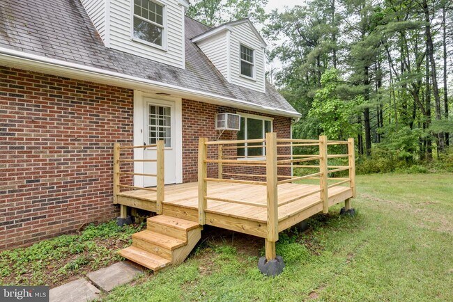 Building Photo - 160 White Pine Way