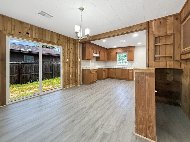 Building Photo - 304 Stimpson St