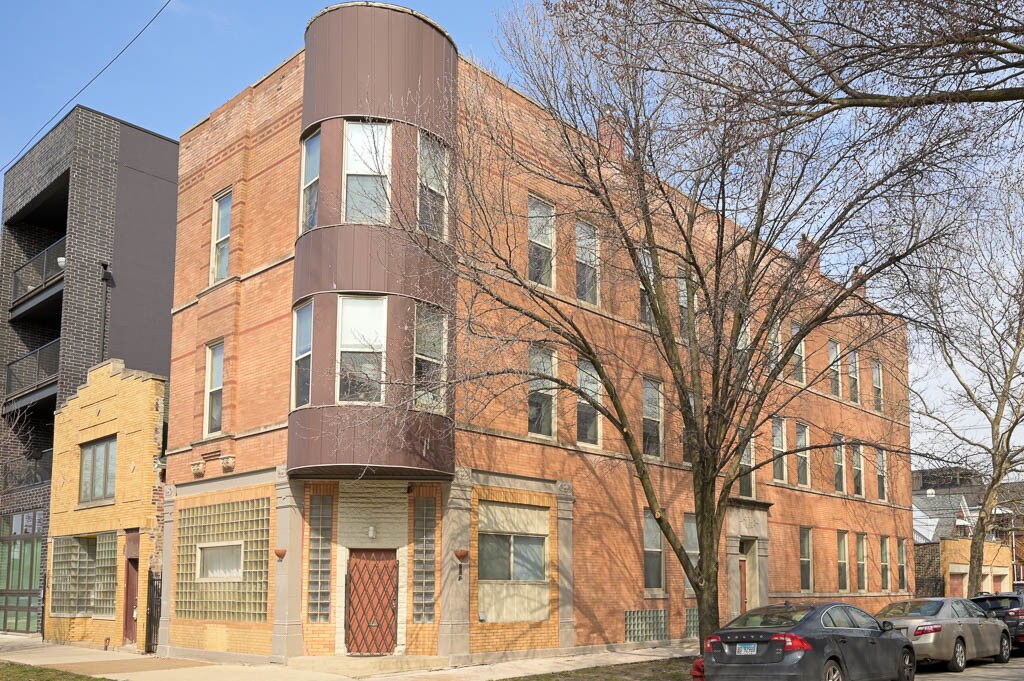Primary Photo - 2732 W Chicago Ave