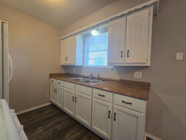 Foto del edificio - 3 Bedroom 2 Bath home in Shawnee!