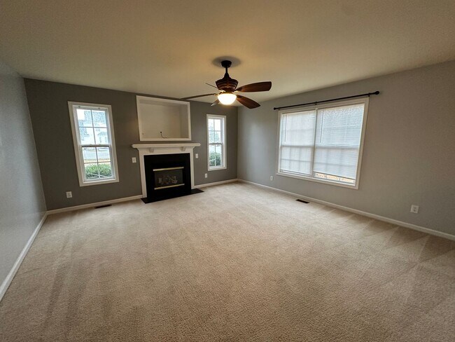 Foto del edificio - Spacious 4BR/3.5BA Two-Story Home in Queenswood Subdivision