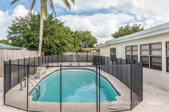 Foto principal - 10855 Jennifer Ln