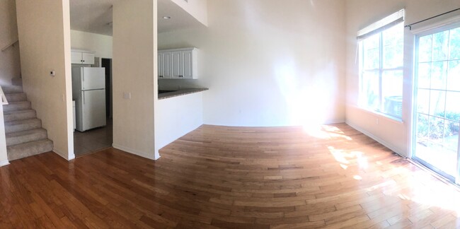 Foto del edificio - Very nice Townhome with two story ceilings...