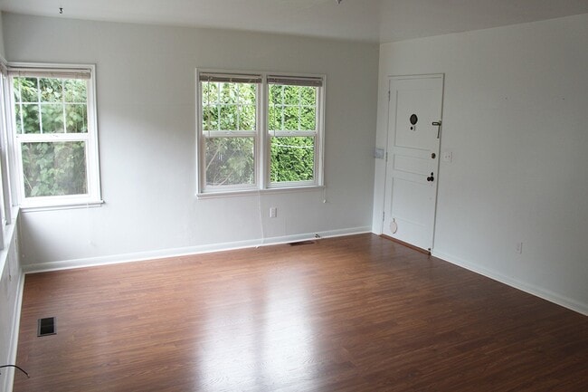 Building Photo - RENOVATED BALLARD 3 BED, 2 BATH DUPLEX UNIT FOR RENT CLOSE TO ALL