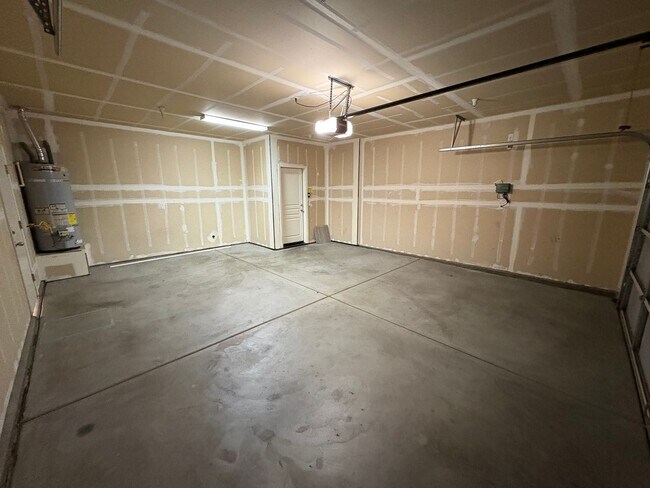 Foto del edificio - SE Visalia home Available Now!