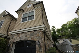 Building Photo - 288 Davis Ave