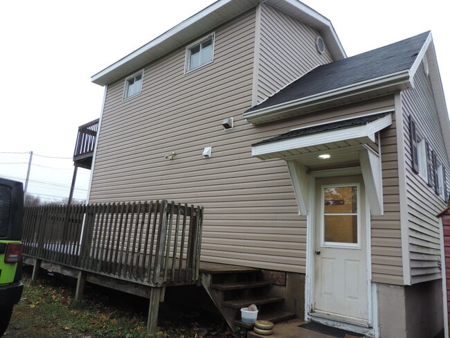 Photo du bâtiment - Only trees Infront and trees behind.