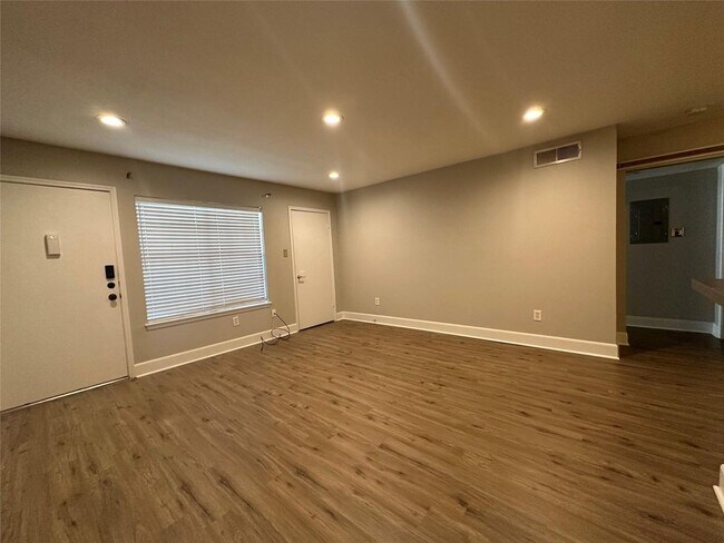 Foto del edificio - 2250 Bering Dr