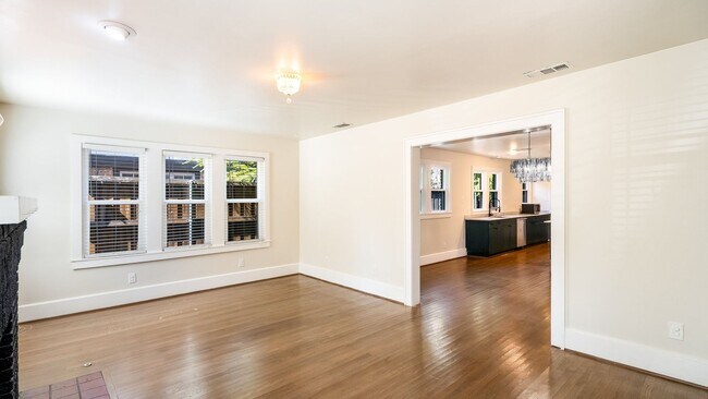 Building Photo - Charming 2-Bed, 2-Bath Tudor in North Oak ...