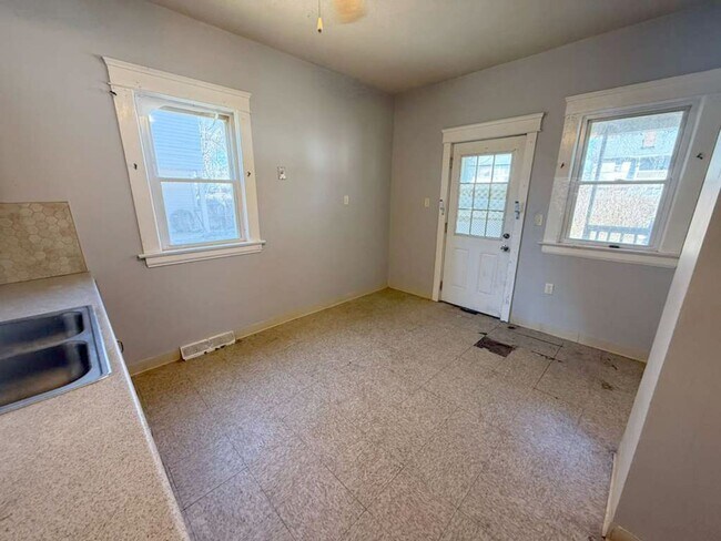 Foto del edificio - 4 BED 1 BATH SINGLE FAMILY HOME IN CLEVELAND!