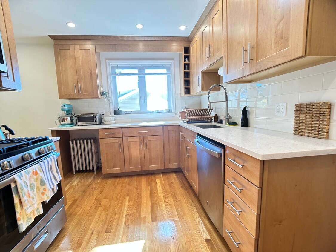 47 Hovey St Unit 2, Watertown, MA 02472 Condo for Rent in Watertown