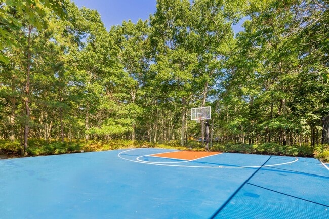 Foto del edificio - 528 Wainscott NW Rd