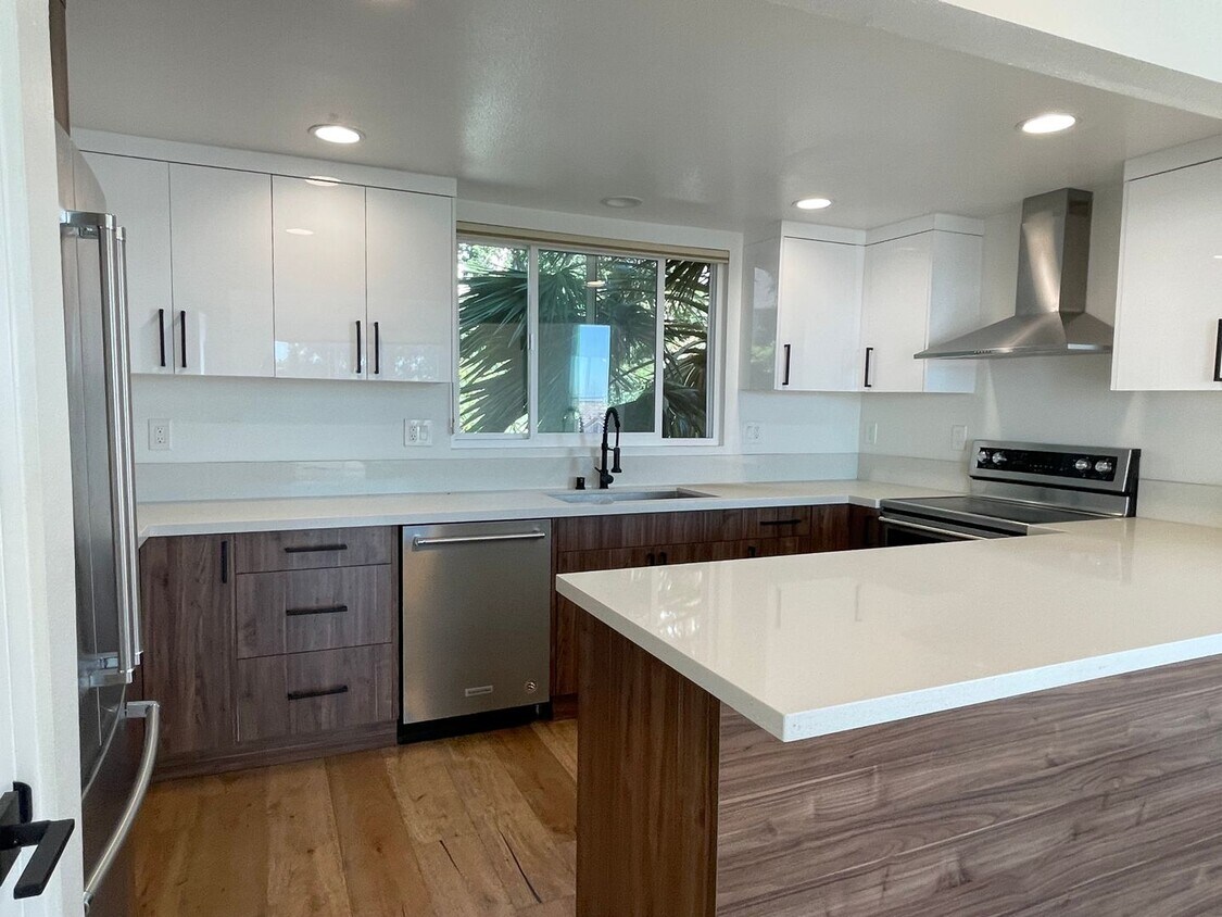Primary Photo - Stunning light and bright 3b/3b Malibu tow...