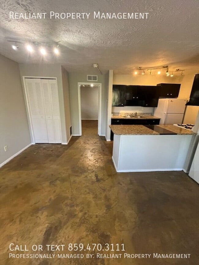 Building Photo - 468 N. Limestone-5