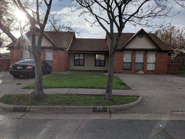 Duplex - 711 Hillcrest Ct