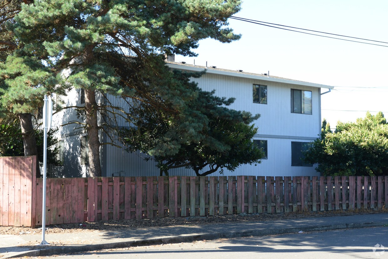 Building Photo - 10015 SE Foster Rd