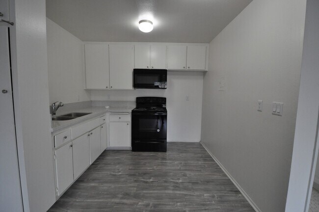 Building Photo - 13800