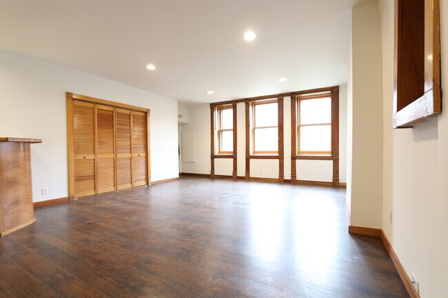 Building Photo - 1529 W Jackson Blvd