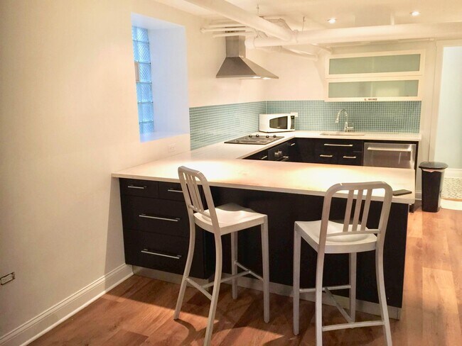 Building Photo - 1328 W Argyle St