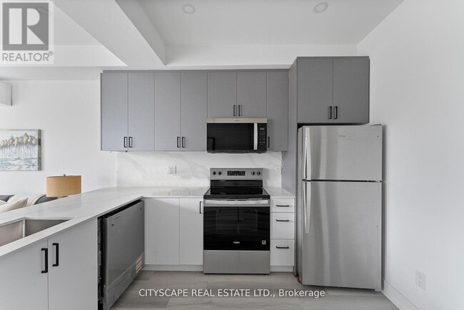 Building Photo - 587 Oakwood Ave