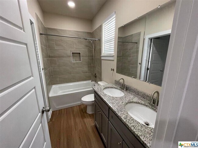 Foto del edificio - 112 Crimson Ave