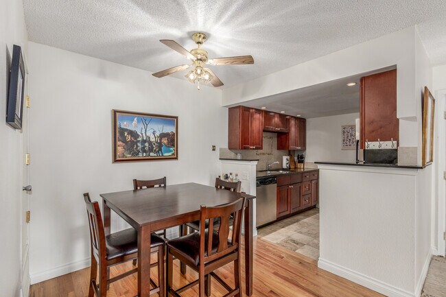 Foto del edificio - 8335 Fairmount Dr