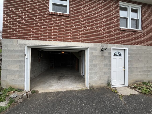 Building Photo - 907 N Pine St