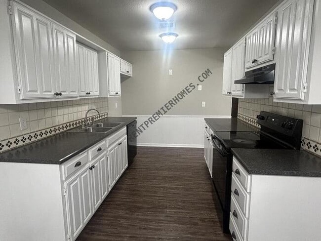 Building Photo - 900 S 27th St